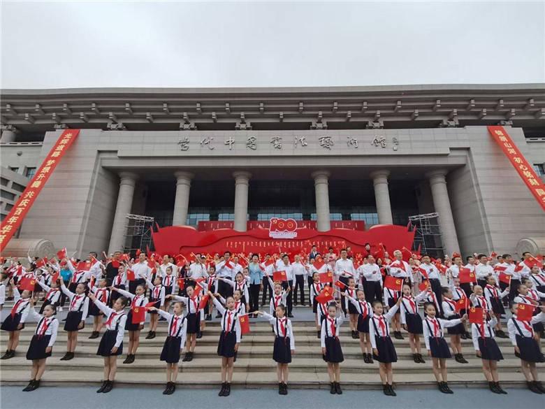 郭德纲称不收女徒弟是因为尊重，为何女性不能说相声？