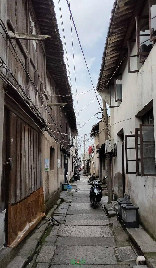 江苏一男子当街殴打女子后逃跑，民警已介入，男子会面临什么处罚？游戏画面